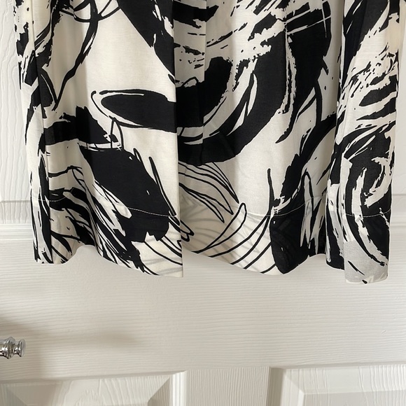 TALBOTS BLACK AND WHITE SLEEVELESS, PLEATED SCOOP NECK, LINED DRESSE WITH SASH - Picture 4 of 16